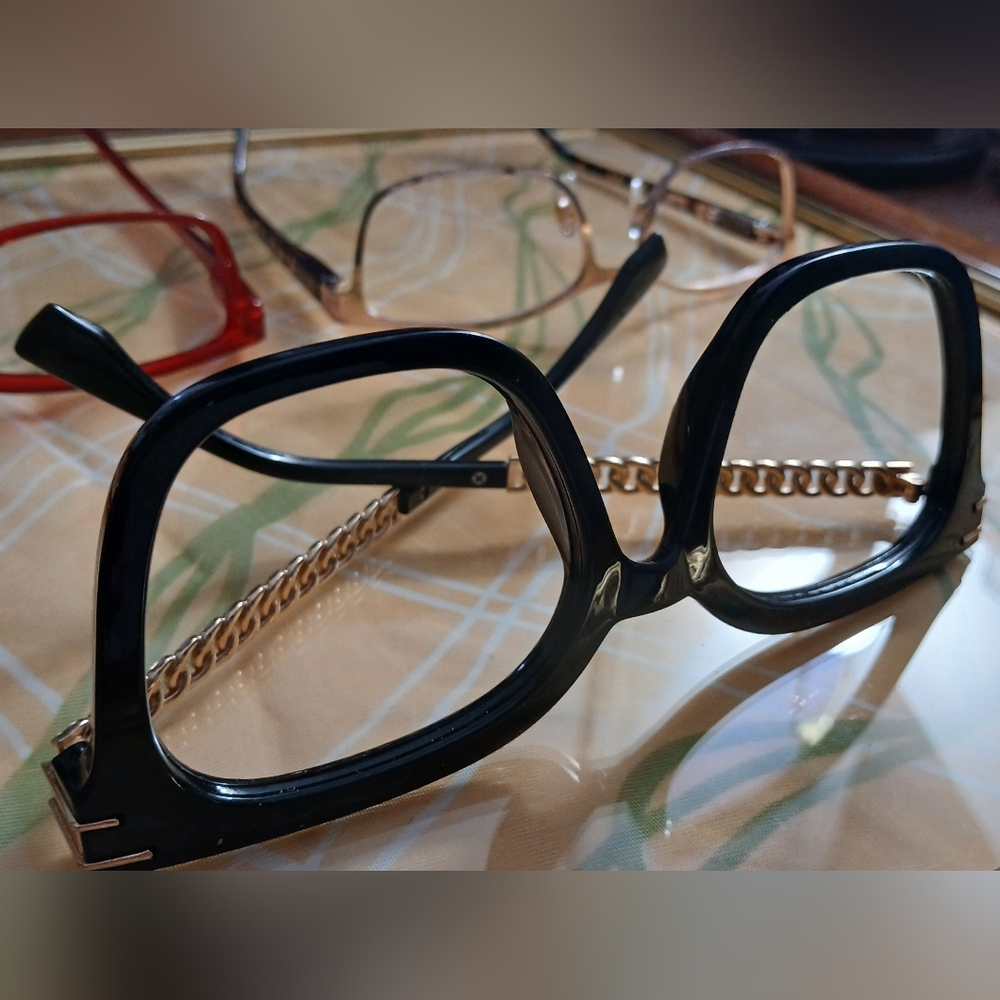 2eye glasses, 2 sunglasses